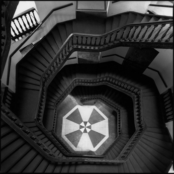 escalier noir tournant